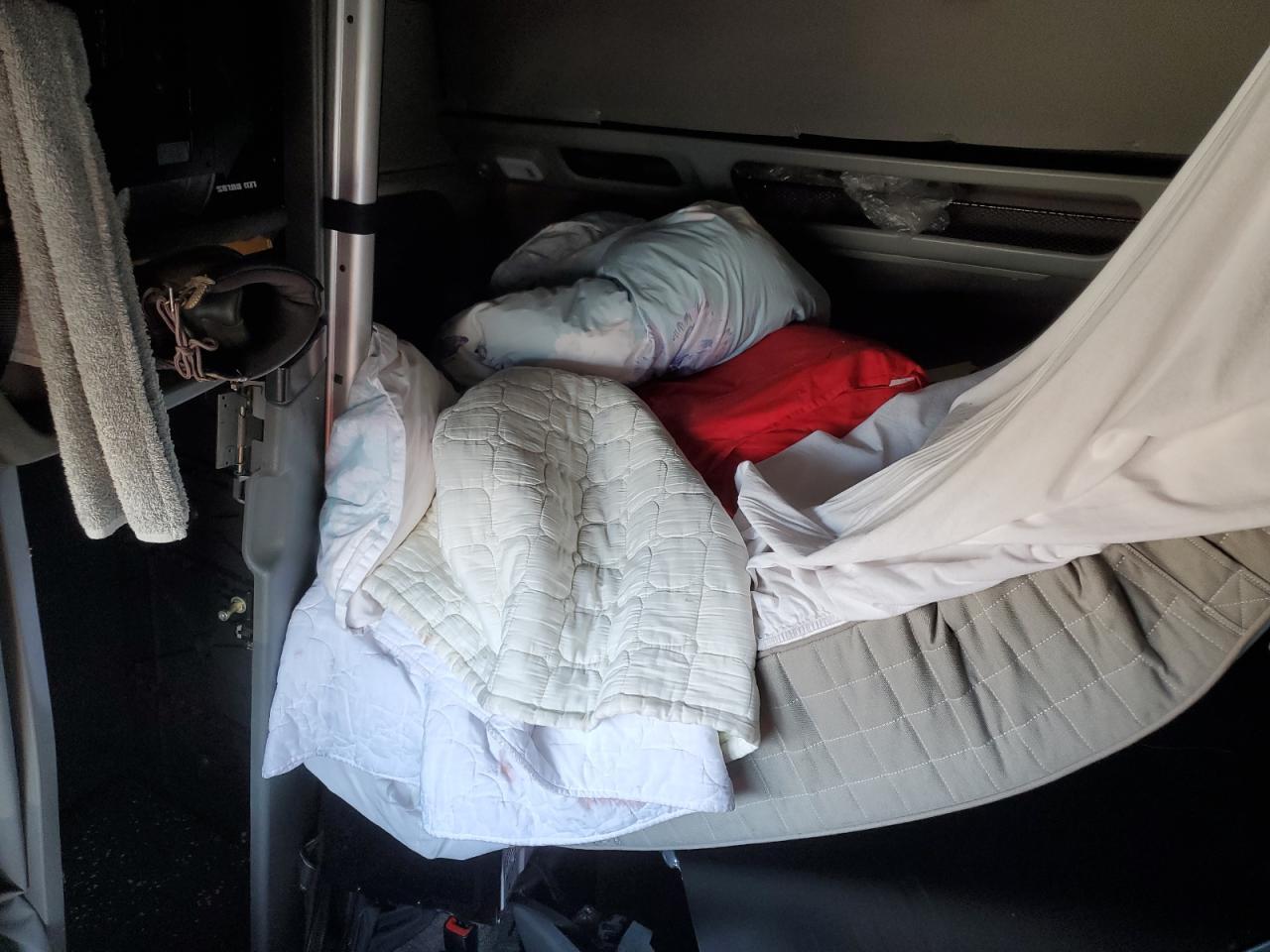 2020 Volv O VN Semi Truck