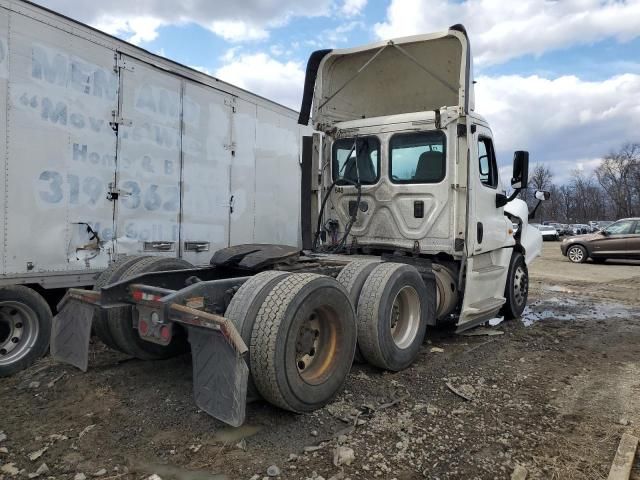2014 Freightliner Cascadia Semi Truck