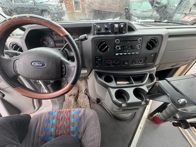 2012 Ford Econoline E350 Super Duty Cutaway Van