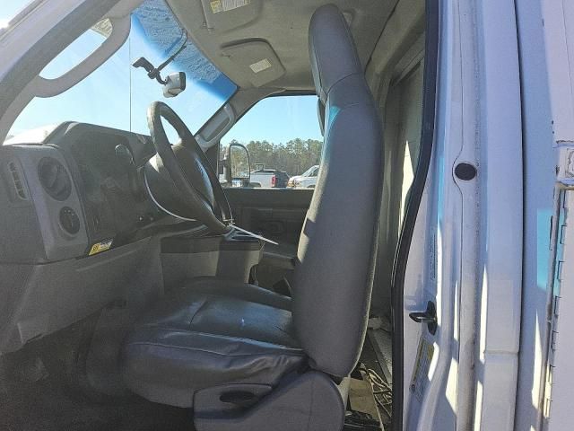 2012 Ford Econoline E350 Super Duty Cutaway Van