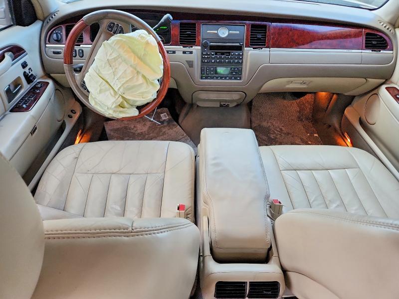 2003 Lincoln Town car Signature