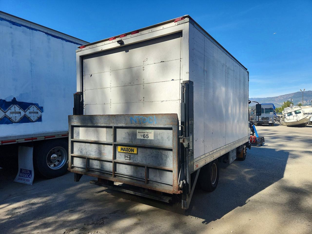 2011 Isuzu NPR HD BOX Truck