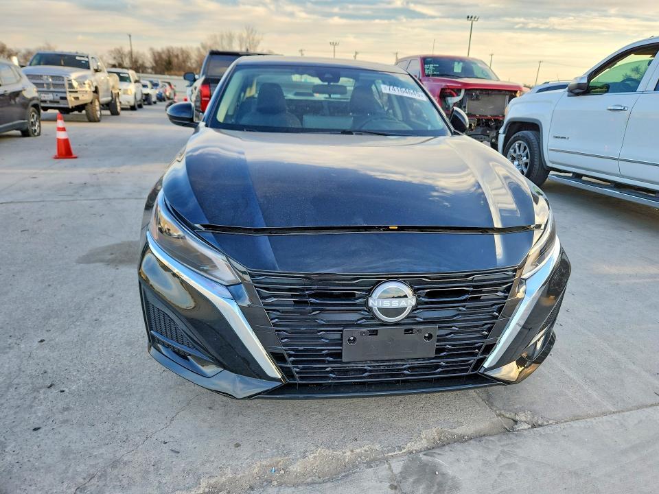 2025 Niss Altima 2.5 sv