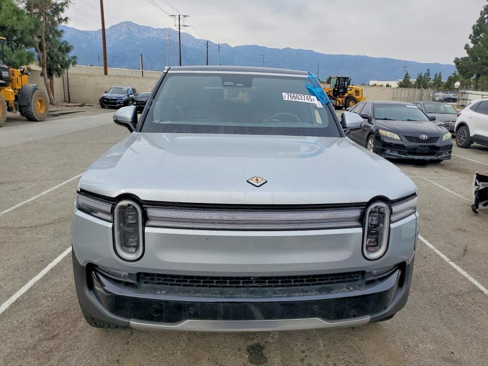 2025 Rivian R1S Adventure