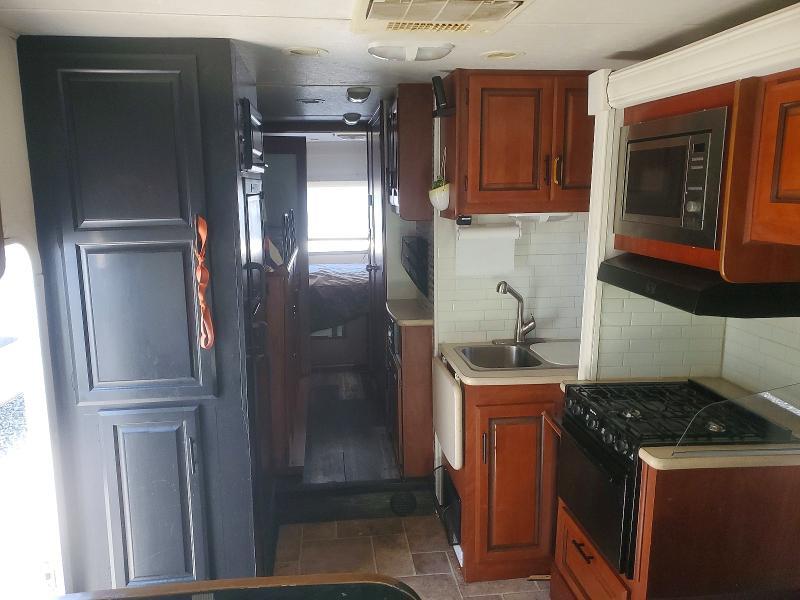 2010 Ford Econoline E450 Super Duty Cutaway Van
