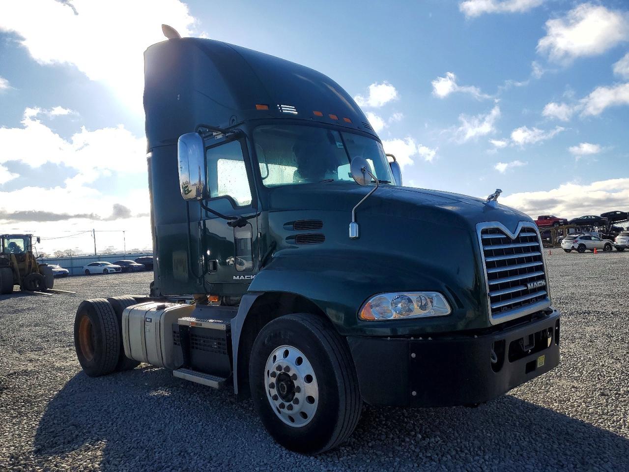2018 Mack CXU612 Semi Truck
