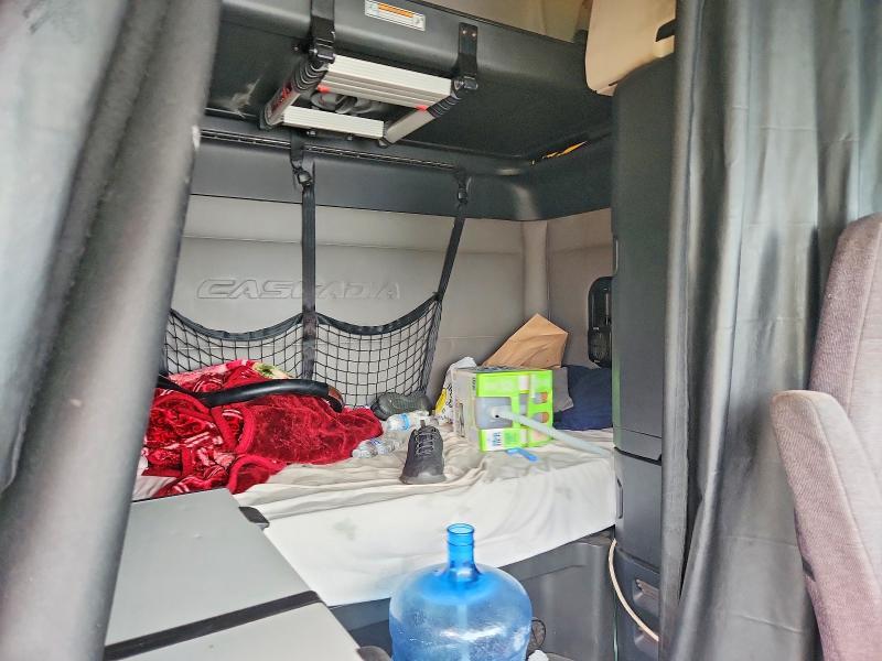 2018 Freigliner 2018 Freightliner Cascadia 126 Semi Truck