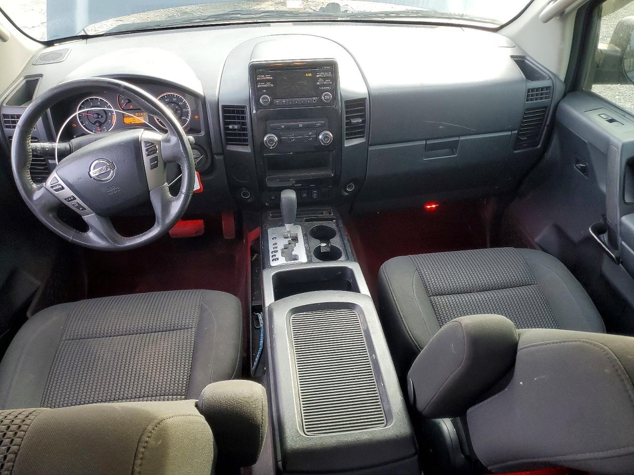 2014 Nissan Titan SV