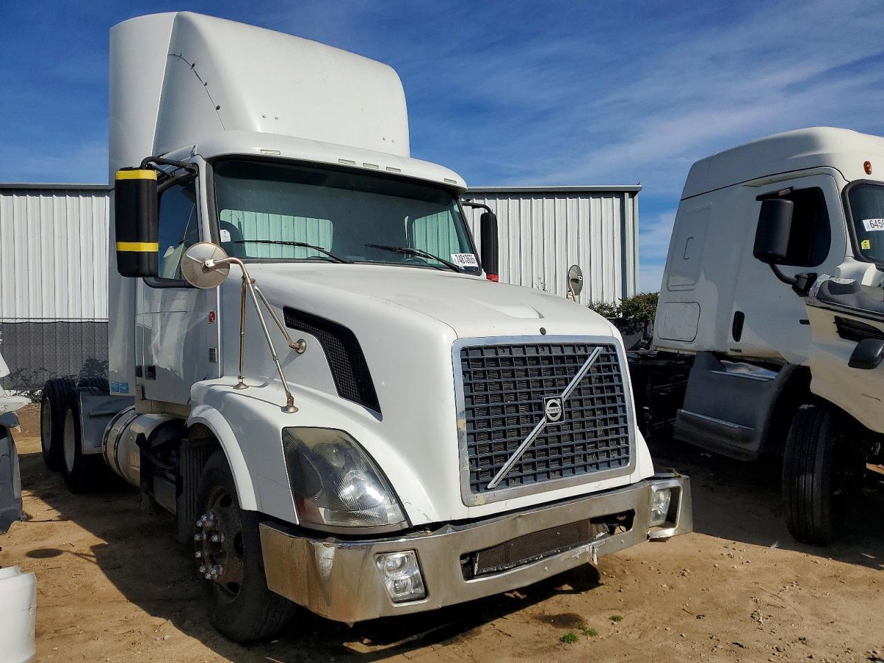 2012 Volvo VNL Semi Truck