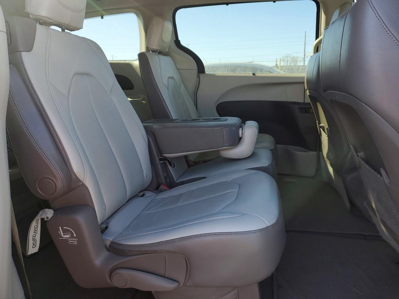 2017 Chrysler Pacifica Touring l