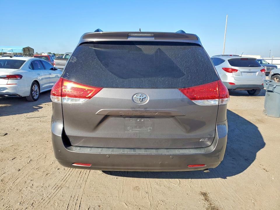 2011 Toyota Sienna xle 8-passenger