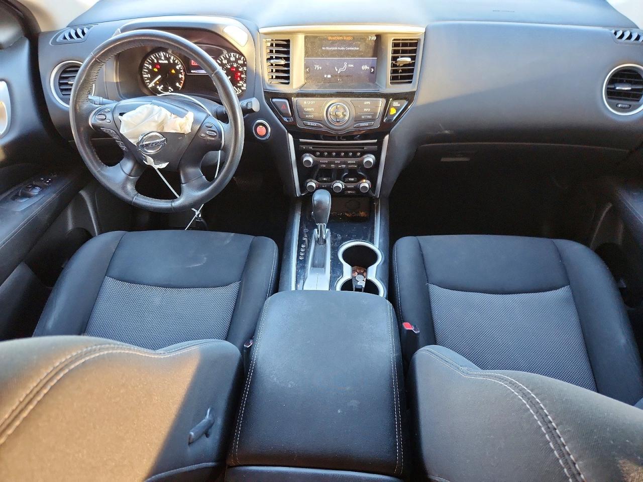 2017 Nissan Pathfinder sv
