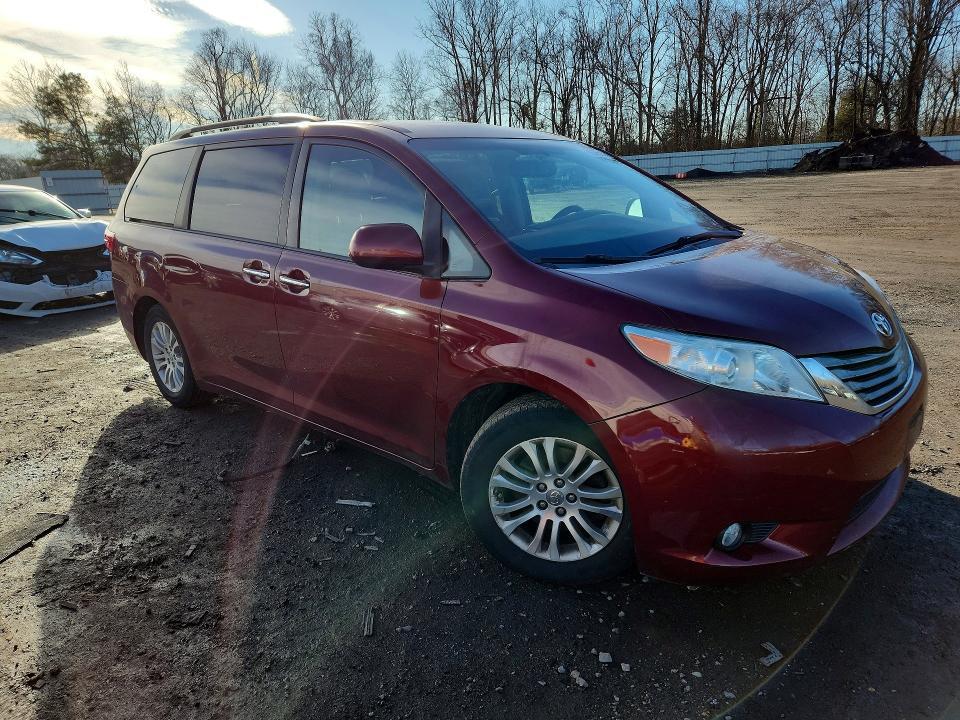 2015 Toyota Sienna xle Premium 8-passenger