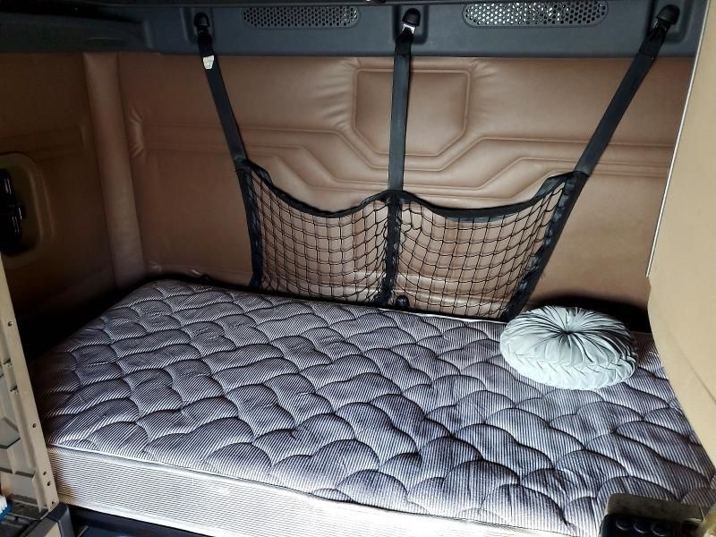 2016 Freightliner Cascadia 125 Semi Truck