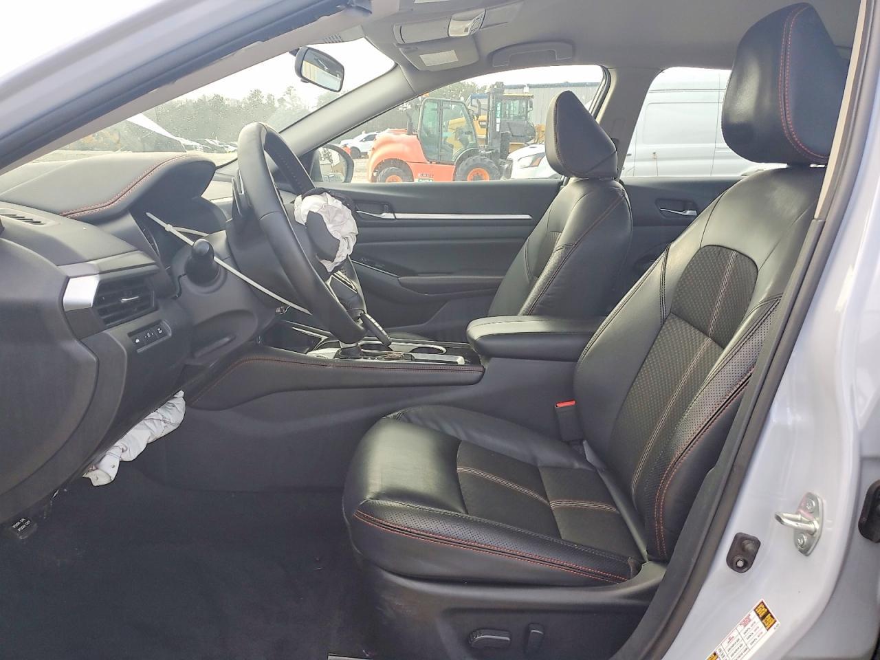 2025 Niss Altima sr
