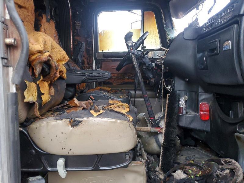 2004 Ptrb 2004 Pntw 379-Semi Truck