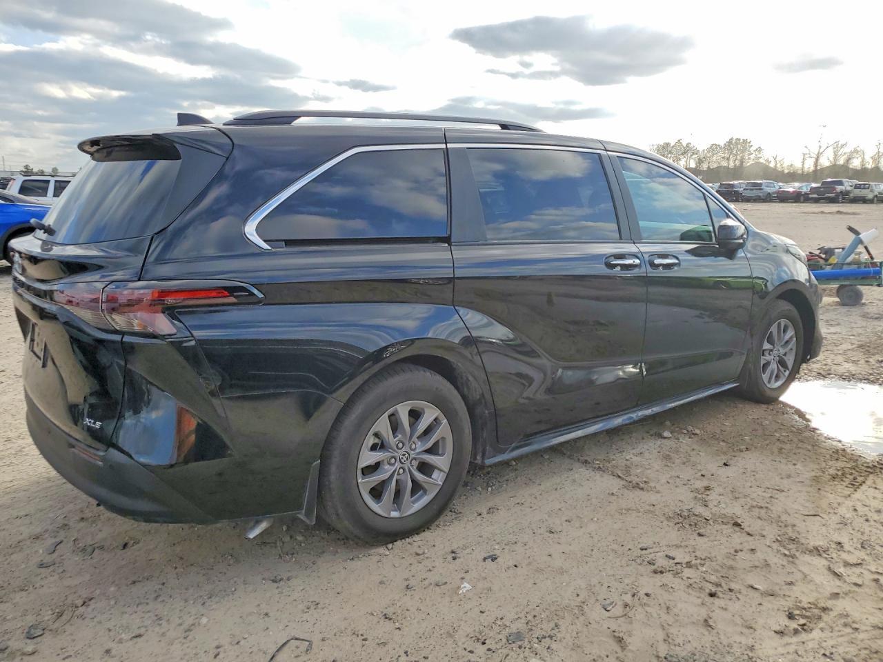 2025 Toyota Sienna xle