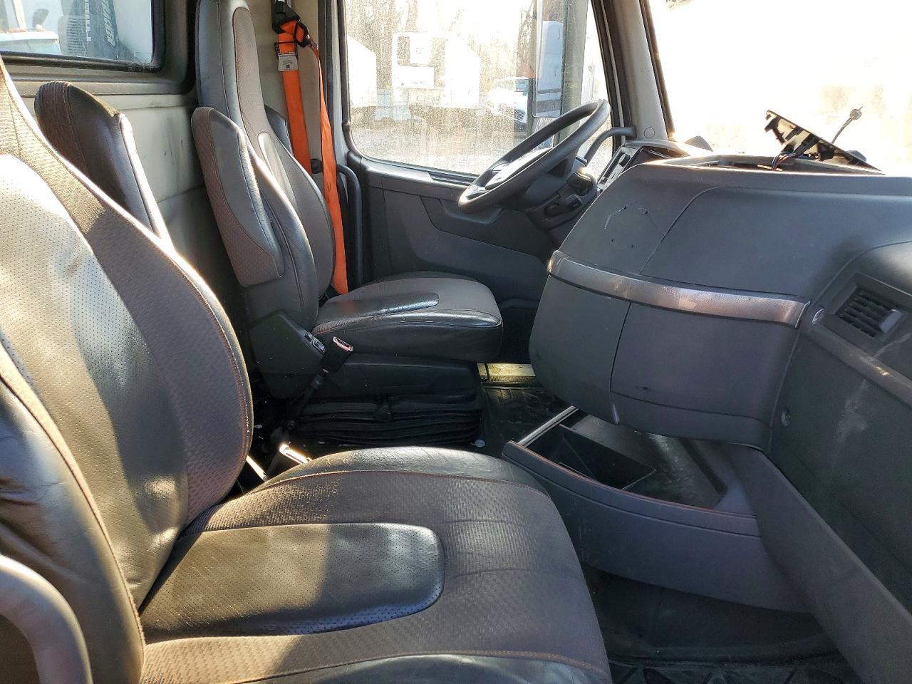 2020 Volvo VNR Semi Truck