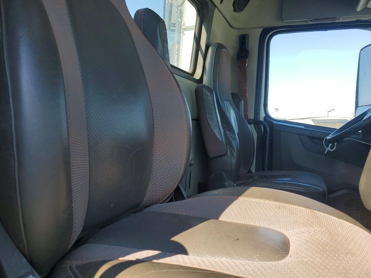 2020 Volvo VNR Semi Truck
