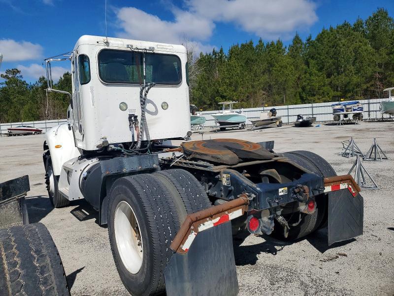 2016 Peterbilt 382 Semi Truck