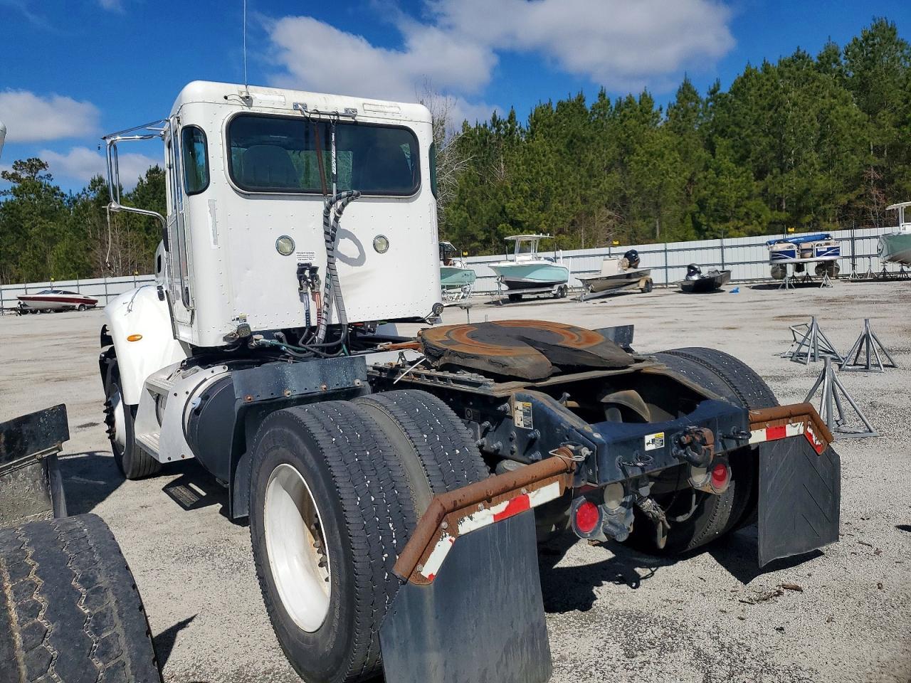 2016 Peterbilt 382 Semi Truck