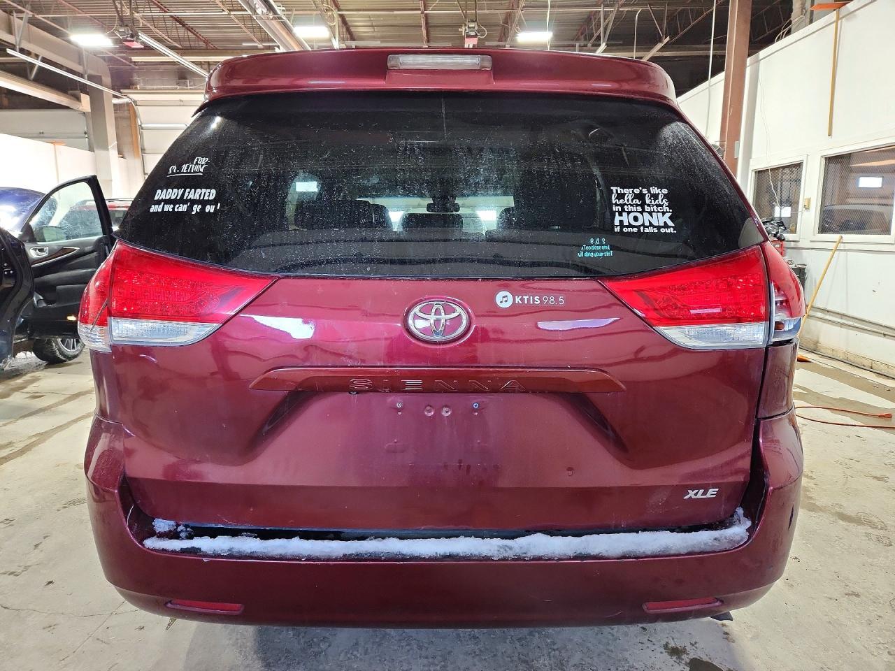 2013 Toyota Sienna xle 8-passenger