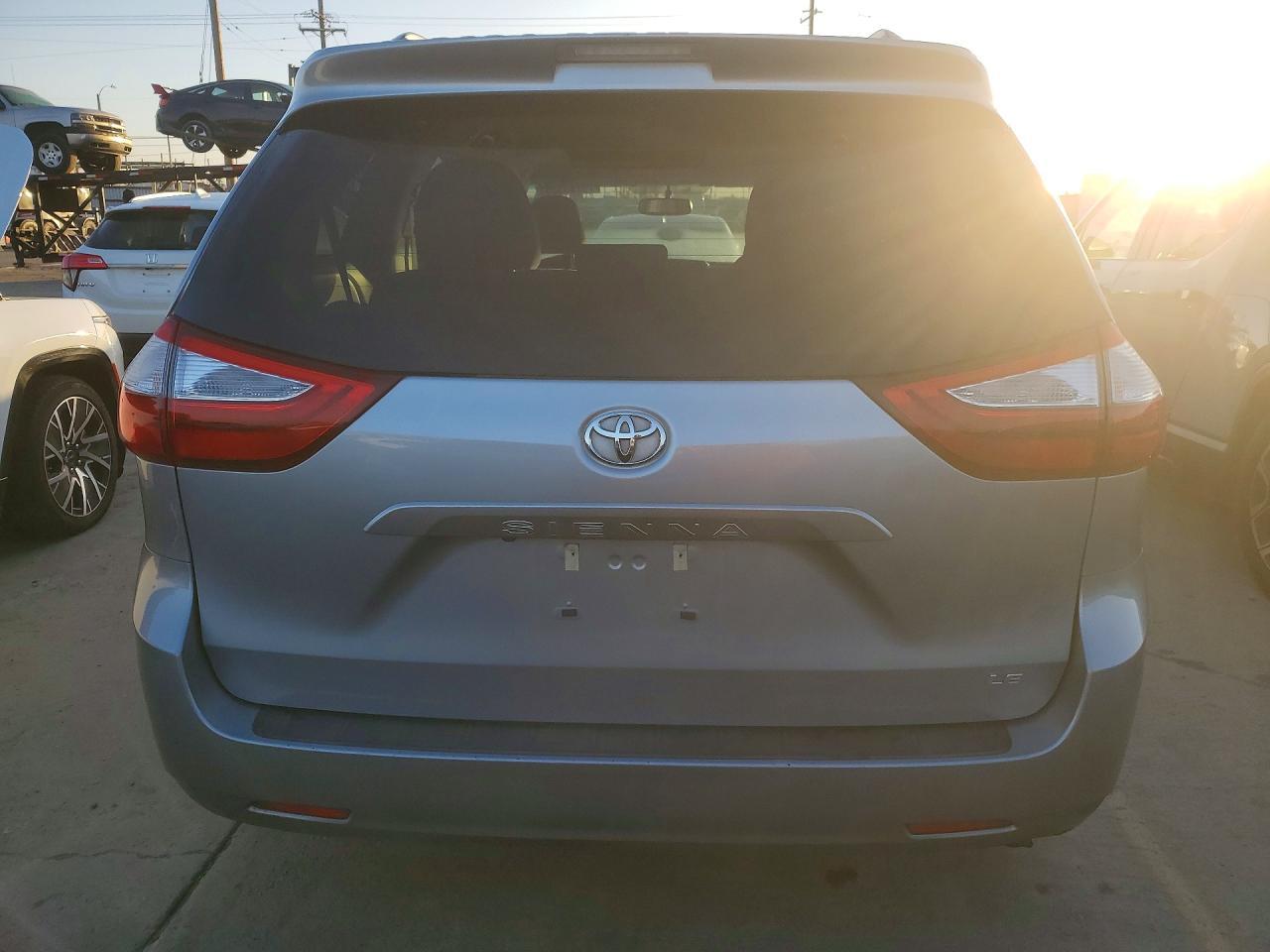 2017 Toyota Sienna le