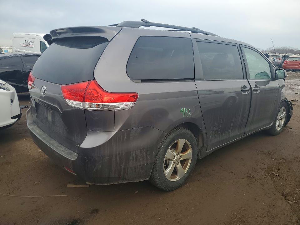 2014 Toyota Sienna le 8-passenger