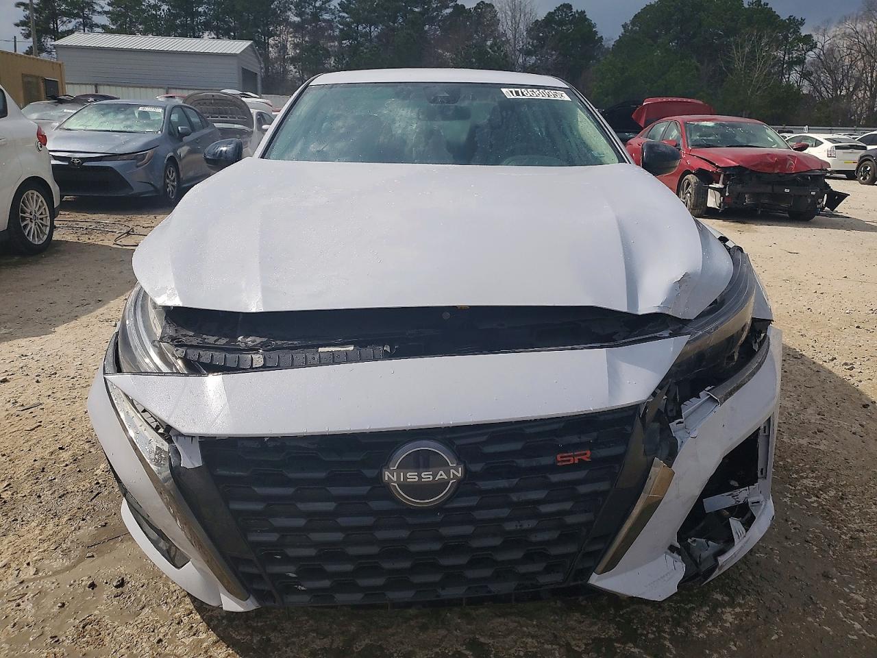 2025 Niss Altima sr