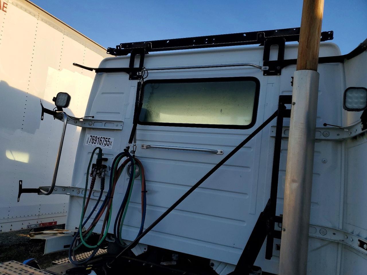 2020 Volv O VNR Semi Truck