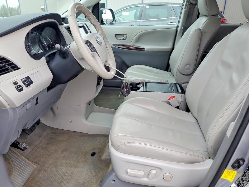 2013 Toyota Sienna xle 8-passenger
