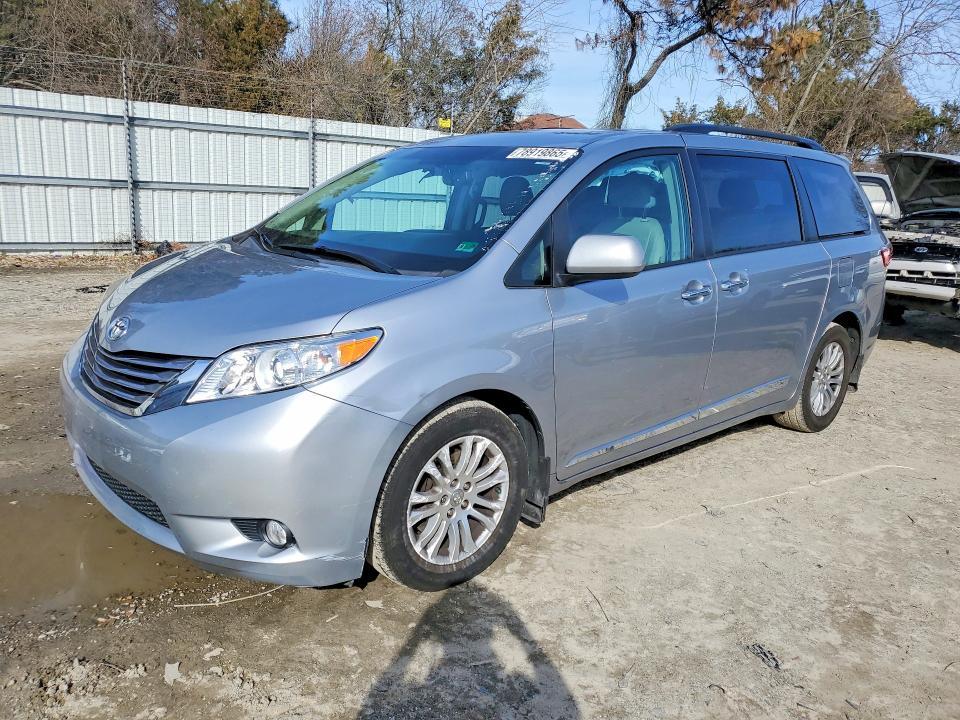 2017 Toyota Sienna xle Premium 8-passenger