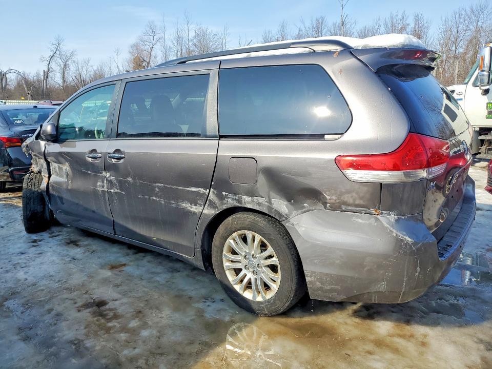 2014 Toyota Sienna xle 8-passenger