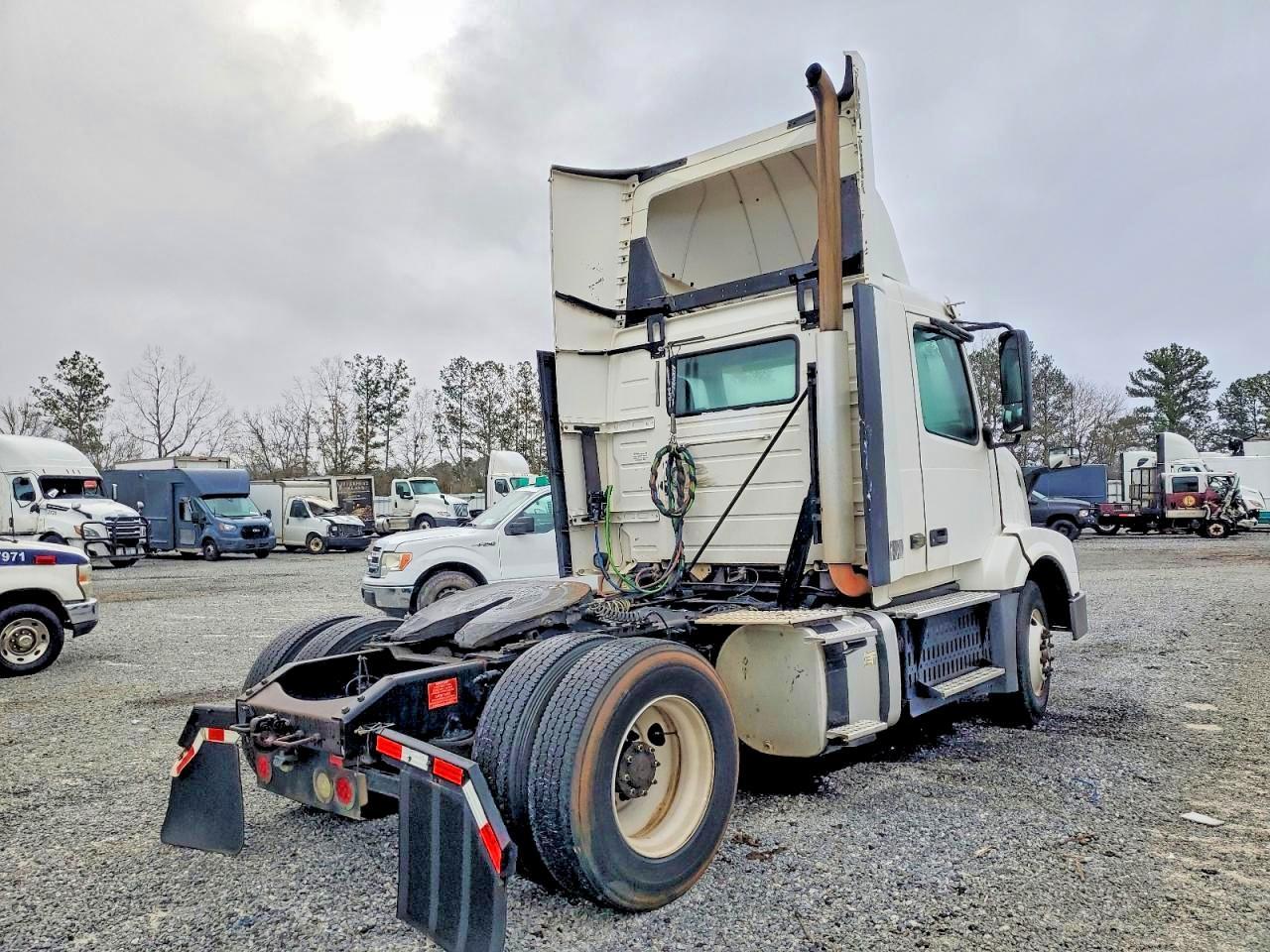 2017 Volvo VNL Semi Truck
