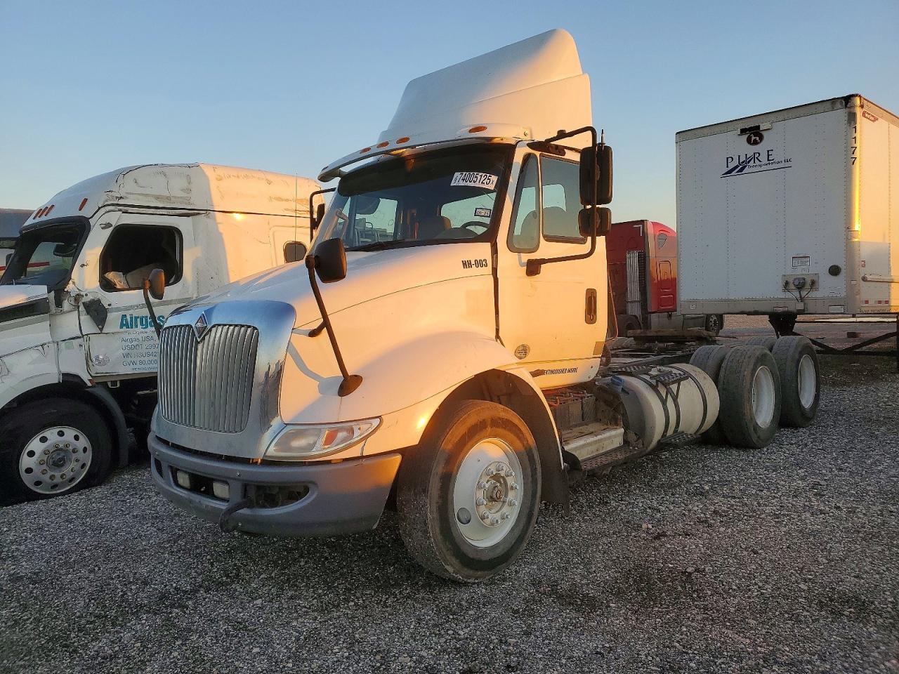 2016 International 8600 Semi Truck