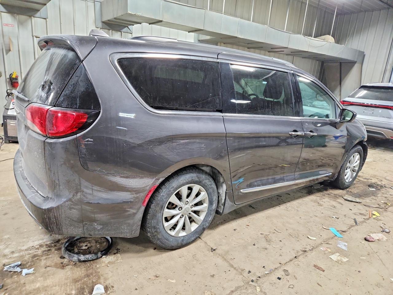 2017 Chrysler Pacifica Touring l