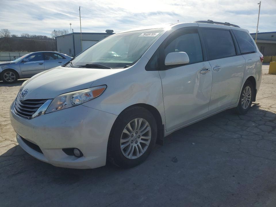 2017 Toyota Sienna xle 8-passenger