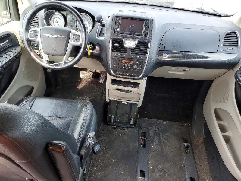 2011 Chrysler Town & Country Touring l