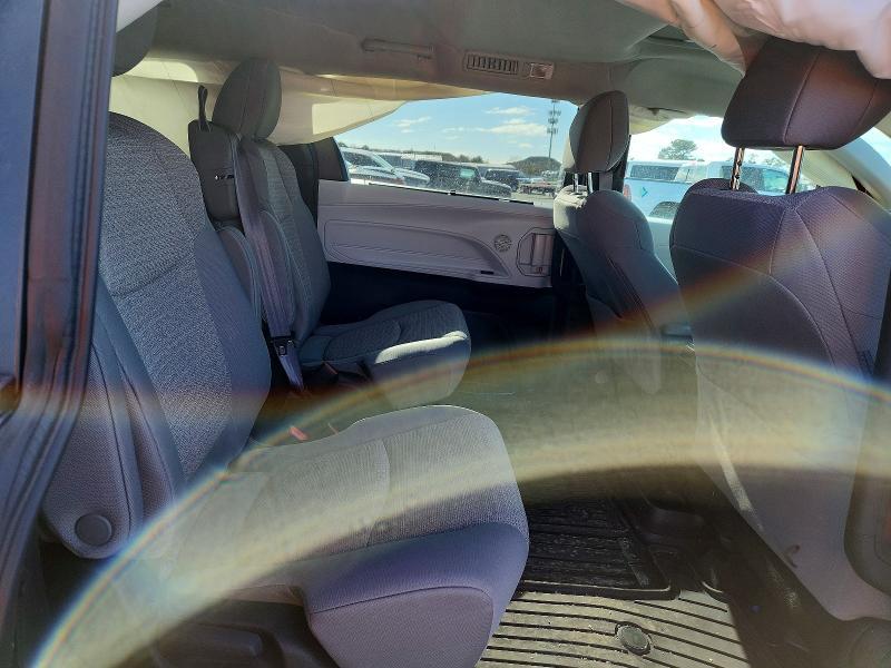 2025 Toyota Sienna le 8-passenger
