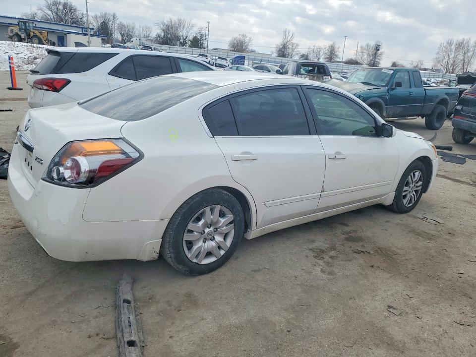 2012 Niss Altima Base