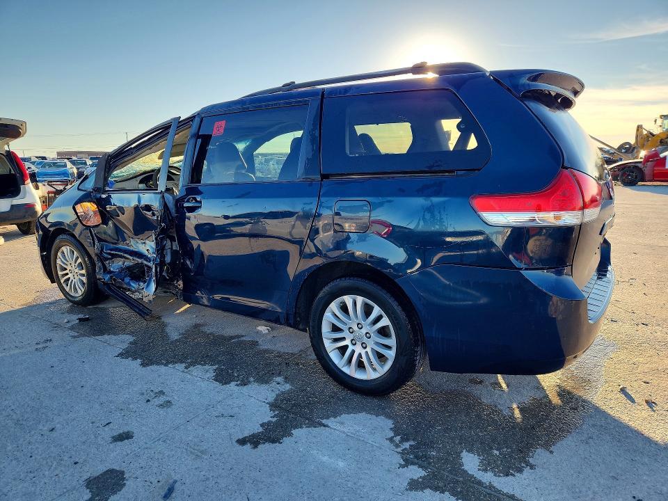 2011 Toyota Sienna xle 8-passenger