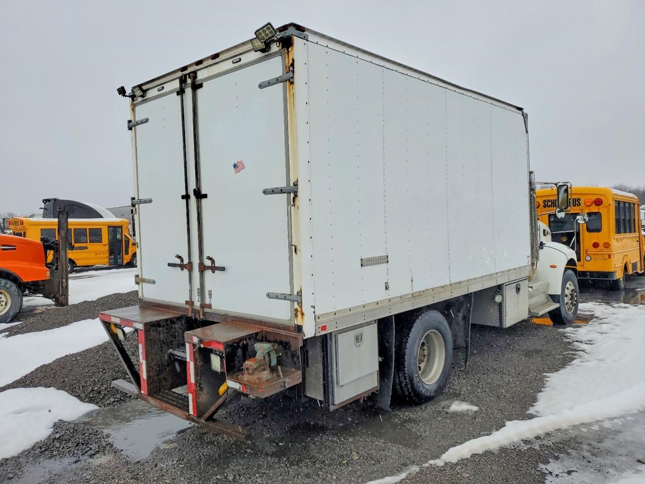 2016 Peterbilt 337 BOX Truck