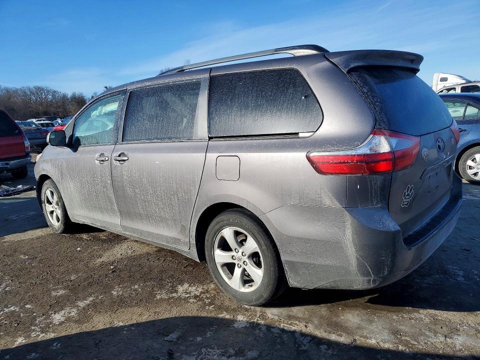 2016 Toyota Sienna le 8 Passenger