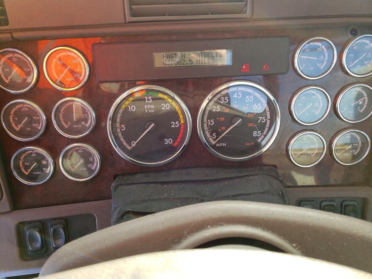 2016 Freightliner Coronado Semi Truck