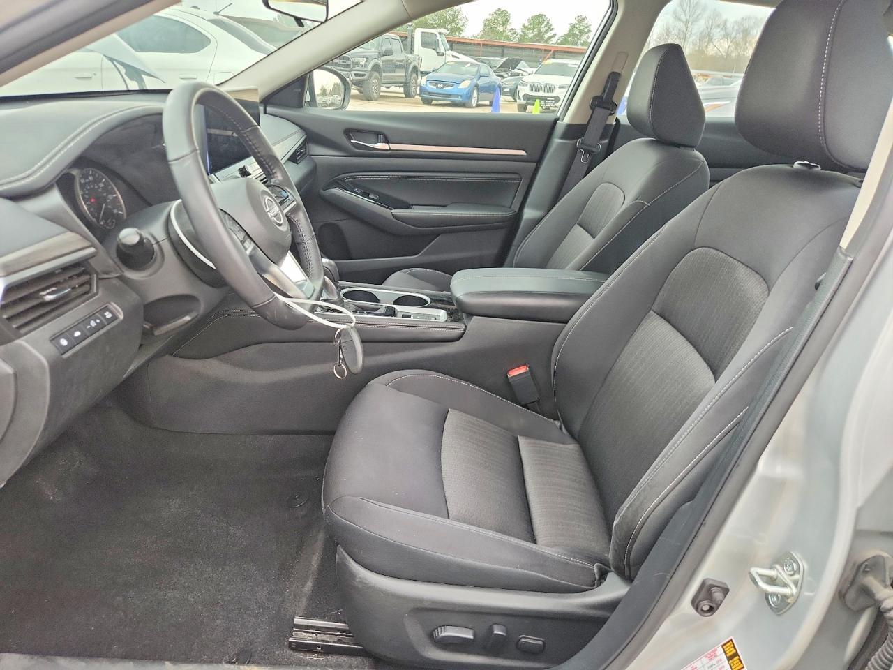 2023 Niss Altima sv