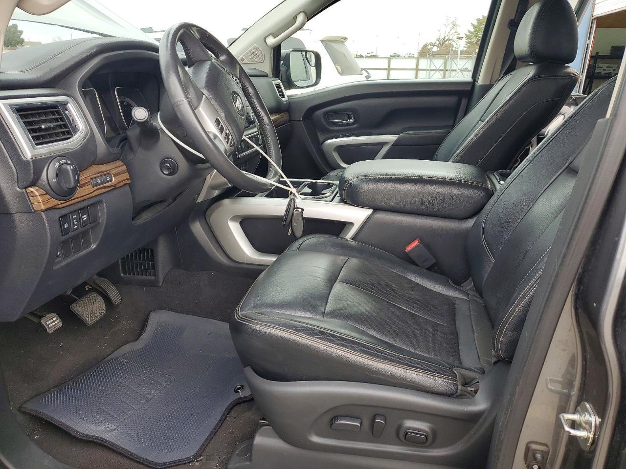 2017 Nissan Titan sv
