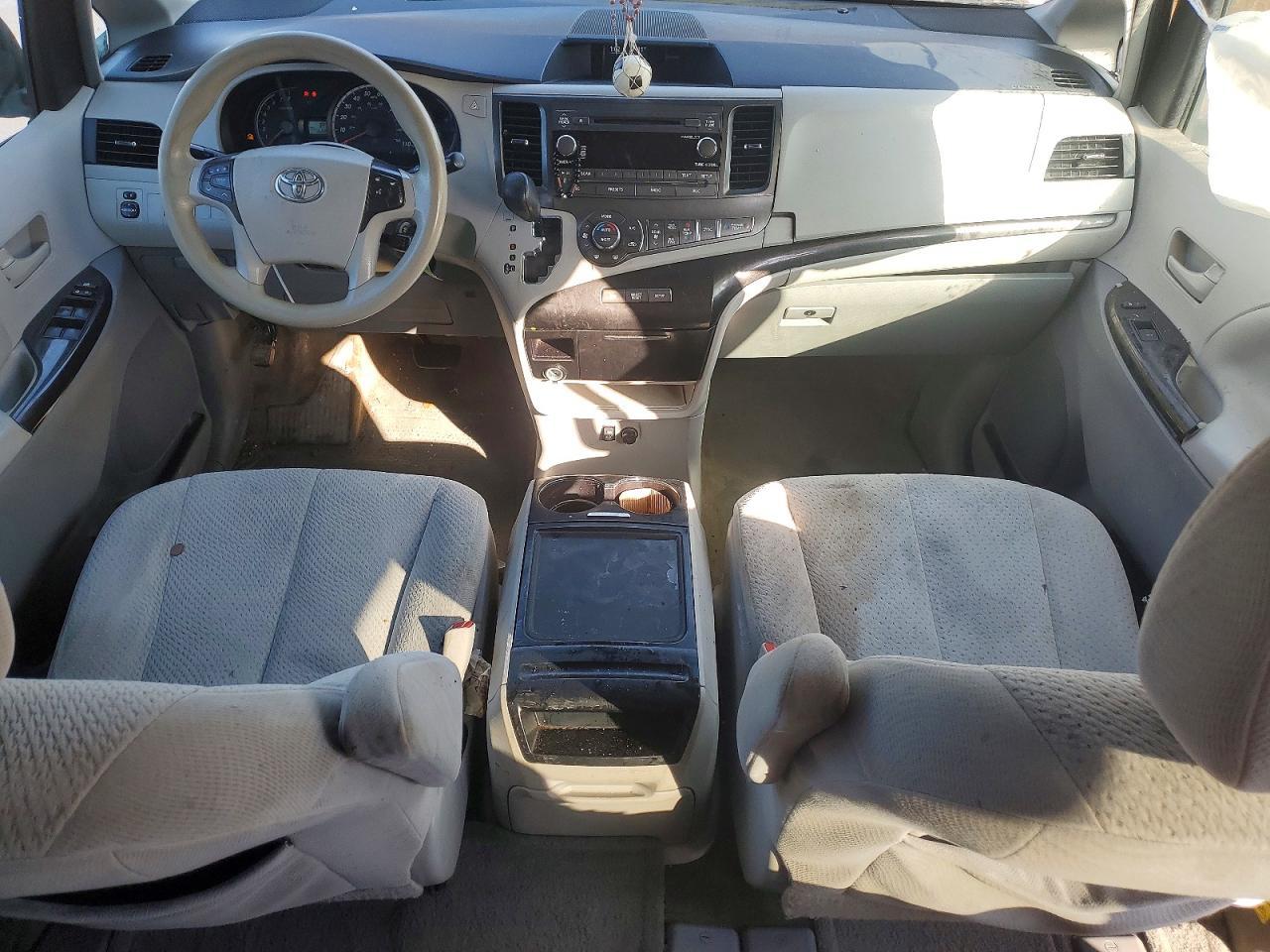 2014 Toyota Sienna le 8-passenger