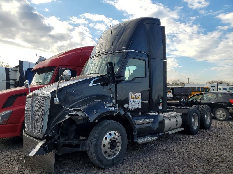 2015 Kenworth T680 Semi Truck