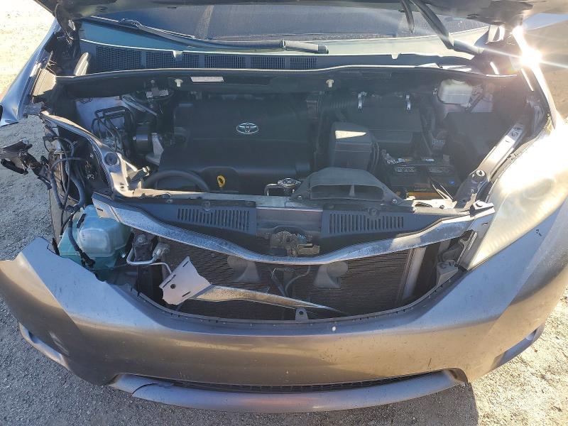 2011 Toyota Sienna xle 8-passenger