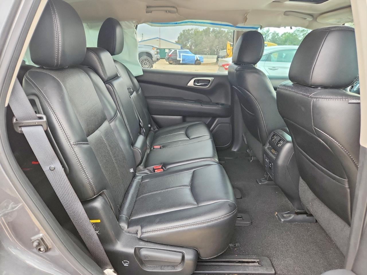 2017 Nissan Pathfinder s